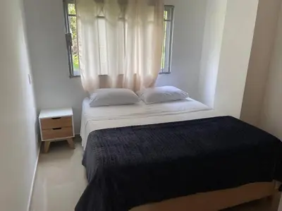 a small bedroom with a bed with a window at Amplio y acogedor Apartamento Sabaneta. in Sabaneta