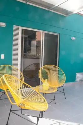 a group of chairs and a table with a vase at Espectacular apartamento Duplex VIP 501 con jacuzzy in Sabaneta