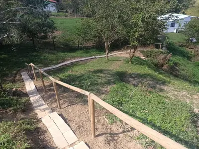 a garden with a wooden fence in a field at Hospedajes el Jardin cabaña in Concepción