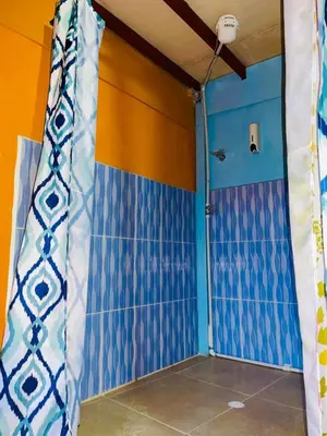 a room with blue and orange tiled walls at El eden in Manizales