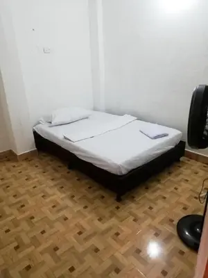 a bed in a room with a wooden floor at Apartamento Barbie 3 in Mutatá