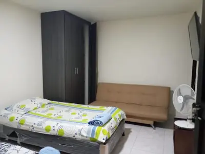 a bedroom with a bed and a couch at Aparta-estudio amoblado en Medellin, Campo Valdes in Medellín
