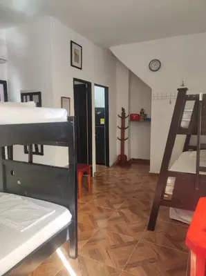 a room with several bunk beds and a wooden floor at Cabaña 41, aldea Doradal Santorini Colombiano in Puerto Triunfo