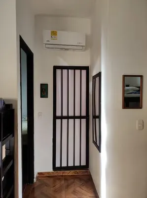 a room with a door and a wooden floor at Cabaña 41, aldea Doradal Santorini Colombiano in Puerto Triunfo