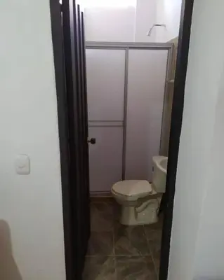 a small bathroom with a toilet and a shower at Cabaña 41, aldea Doradal Santorini Colombiano in Puerto Triunfo