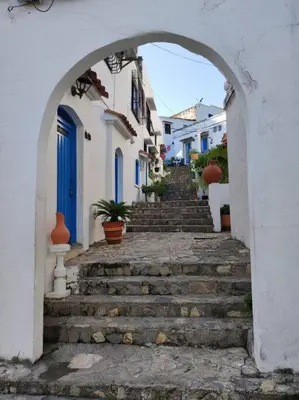 an archway leading up to a staircase in a town at Cabaña 41, aldea Doradal Santorini Colombiano in Puerto Triunfo