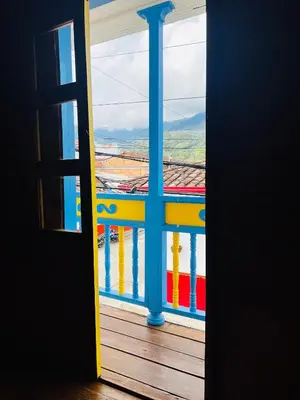 a window with a view of a colorful balcony at Casa madera in Jardin