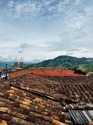 an old roof of a building with mountains in the background at Casa madera in Jardin