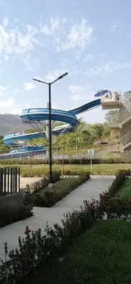 a blue slide in the middle of a park at Santafé Di sole in Santa Fe de Antioquia
