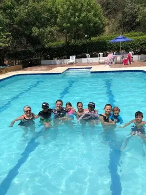 a group of people in a swimming pool at Finca La Maria: Recreo y naturaleza (22 personas) in Santa Fe de Antioquia
