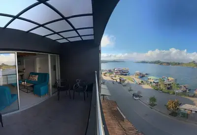 a balcony with a view of a body of water at Apto frente al Malecón, Ubicación fantástica, Vista in Guatapé