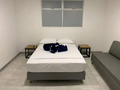 a bed with a blue bag on it in a room at Apto frente al Malecón, Ubicación fantástica, Vista in Guatapé