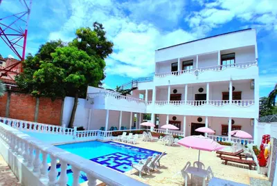 a hotel with a swimming pool and a building at Hotel Santa Fe del Parque in Santa Fe de Antioquia