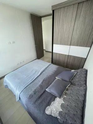 a bedroom with a bed with blue sheets and pillows at Penthouse Lujo Itagui 40 Piso Vista Panoramica Jacuzzi Sauna Largo Plazo in Itagüí