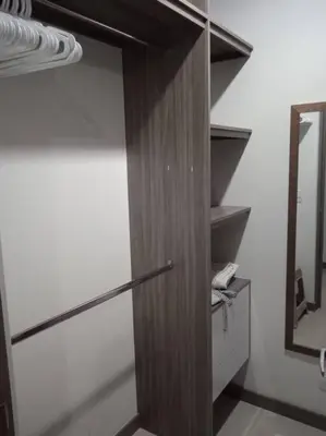 a closet with a wooden door and a mirror at Penthouse Lujo Itagui 40 Piso Vista Panoramica Jacuzzi Sauna Largo Plazo in Itagüí