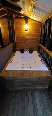 a jacuzzi tub in a wooden room with two bowls on top at Cottage Master Room en Guatapé-Desayuno- Sauna Finlandes in Chiquinquirá
