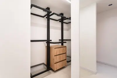 a closet with black shelves and a wooden box at Jacuzzi Privado, Casa de Lujo Norte Medellin in Medellín
