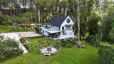 an aerial view of a house in the middle of a yard at Hermosa Finca El Castillo - Excelente Ubicación Rionegro Marinilla in Rionegro