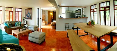 a living room with a table and a couch at Hermosa Finca El Castillo - Excelente Ubicación Rionegro Marinilla in Rionegro