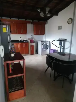a kitchen with a piano and a washing machine at Hermoso apartamento totalmente amoblado in Medellín