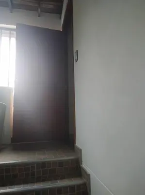 an empty room with a wall and a stairway at Hermoso apartamento totalmente amoblado in Medellín