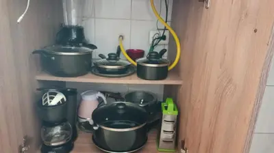 a kitchen with pots and pans on a shelf at Bird House - Apartament in Jardin