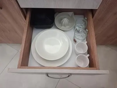 a plate and other dishes in a wooden cabinet at Bird House - Apartament in Jardin