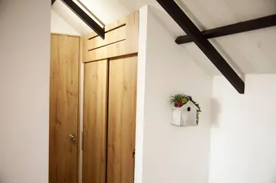 a room with a wooden door with a plant on it at Apartamento amplio cerca al parque Guatape - Pajaros in Guatapé