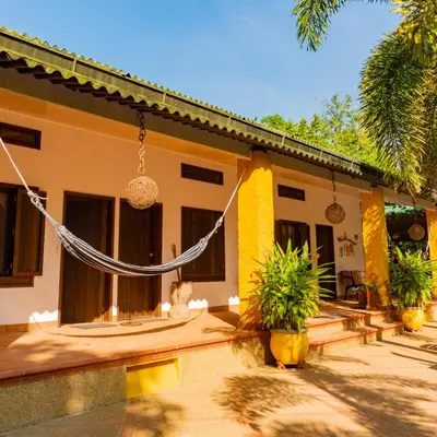 a house with a hammock in front of it at Casa Guali in Honda