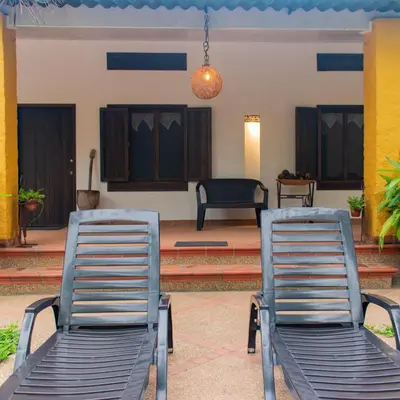 two chairs sitting in the middle of a patio at Casa Guali in Honda