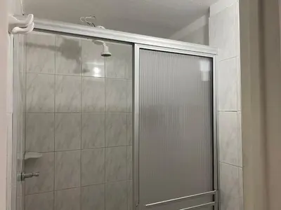 a shower with a glass door in a bathroom at Espectacular apartamento primer piso capacidad 6 personas in Villamaría