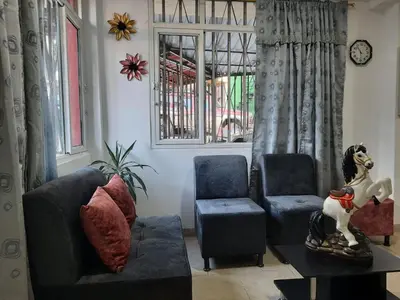 a living room with a couch and two chairs at Espectacular apartamento primer piso capacidad 6 personas in Villamaría