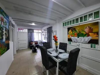 a dining room with a table and chairs at Espectacular apartamento primer piso capacidad 6 personas in Villamaría