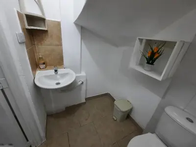 a small bathroom with a sink and a toilet at Espectacular apartamento primer piso capacidad 6 personas in Villamaría