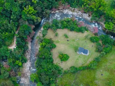 an aerial view of a park with a house in the center at Hermosa Casa frente al Río in San Rafael