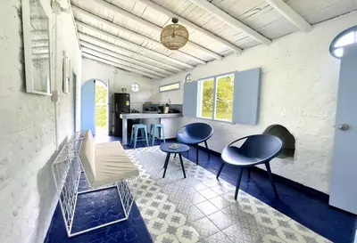 a living room with two chairs and a table at Hermosa Casa frente al Río in San Rafael