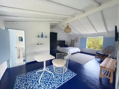 a bedroom with a bed and a table and chairs at Hermosa Casa frente al Río in San Rafael