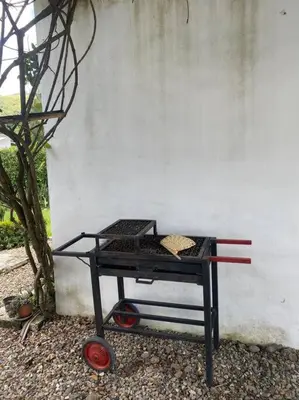 a barbecue grill sitting in front of a wall at Extraordinaria casa con piscina y pura naturaleza Honda in Honda