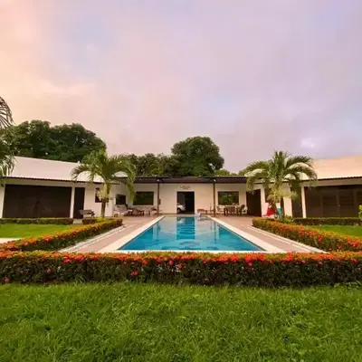 Extraordinaria casa con piscina y pura naturaleza Honda