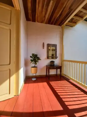 a hallway with a table and a potted plant in a room at Casa típica Salamineña in Salamina