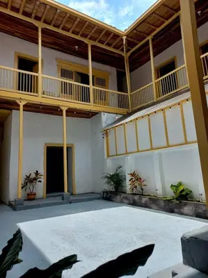 an empty courtyard of a building with a balcony at Casa típica Salamineña in Salamina