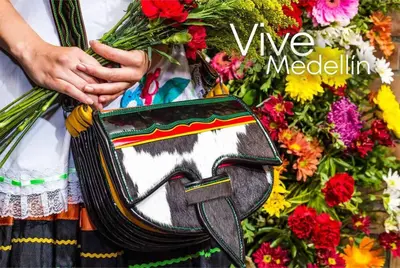 a woman holding a purse with a horse face on it at RentalsOP AN01 Apto cerca al lleras con balcon y piscina climatizada, cerca a provenza, ubicado min del aeropuerto in Medellín