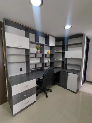 an office cubicle with a desk and a chair at RentalsOP AN01 Apto cerca al lleras con balcon y piscina climatizada, cerca a provenza, ubicado min del aeropuerto in Medellín