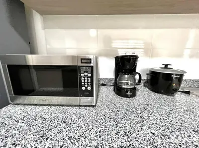 a microwave sitting on a kitchen counter with a blender at Bonito apartaestudio /manizales in Manizales