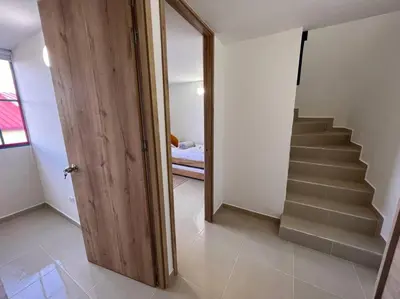 a hallway with a door leading to a bedroom at Apto Nuevo, Tranquilo a 5 min Plaza Principal in Guatapé