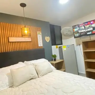 HABITACIÓN independiente con COCINA EN LAURELES ESTADIO para 3 personas