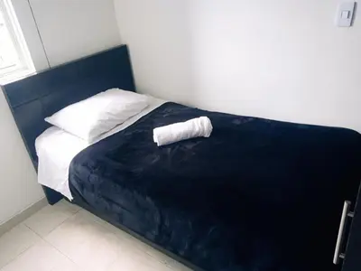 a roll of toilet paper sitting on top of a bed at Lindo y acogedor apto cerca Mall Hospitales U Autónoma in Manizales