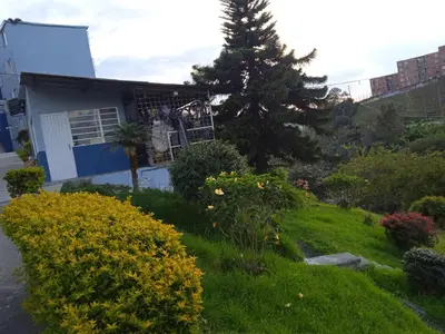 a garden in front of a house at Lindo y acogedor apto cerca Mall Hospitales U Autónoma in Manizales