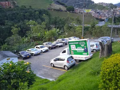 a bunch of cars parked in a parking lot at Lindo y acogedor apto cerca Mall Hospitales U Autónoma in Manizales