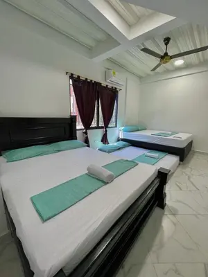 two twin beds in a bedroom with a ceiling at APARTAMENTO vista VERDE DORADAL in Doradal